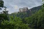 Blick von der Strae von Bivels in Richtung Vianden auf das Schloss von Vianden.