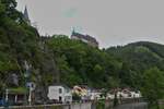 Blick von der Brcke ber die Our in Vianden auf das Schlo und die Huserzeile an der alten Marktstrae unter dem Schlo.