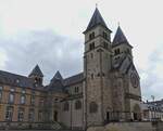 Seitenansicht der Willibrordus Basilika in Echternach, aufgenommen im Mai 2024.