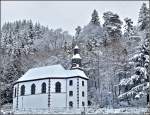 Die verschneite Loreto Kapelle in Clervaux.