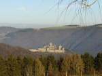 Aussicht auf das Schloss Bourscheid (Luxemburg) von der Strae, welche von Bourscheid nach Brden fhrt.