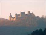 Die Burg Bourscheid im Abendlicht.