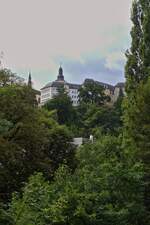  Wandern im Pfaffenthal mit Blick auf die Oberstadt der Stadt Luxemburg.