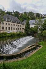 Blick vom Alzette Wasserfall im Pfaffenthal auf die Oberstadt der Stadt Luxemburg.