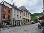 Blick in die ansteigende Hauptstrae in Vianden, das Alte Kino und darber befindet sich das Postgebude.