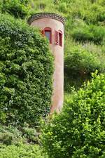 Gut versteckter Turm in einer Gartenanlage in der Bahnhofstrasse in Vianden.