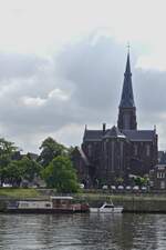 Blick auf die Sint-Martinuskerk in Maastricht aufgenommen vom einem Schiff aus im Hafengebiet von Maastricht.
