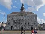 Das Gemeindehaus in Maastricht, nachdem die Markstnde am Markttag abgebaut sind.