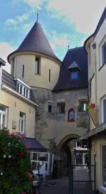 Das Grendelpoort ist eines der Drei Stadttore in Valkenburg, von der Auenseite am Grendelplatz aus aufgenommen, wurde 2015 Restauriert.