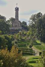 Der 30 Meter hoheAussichsturm der Wilhelminaturm in Valkenburg, wurde 1906 gebaut, steht auf dem Heunsberg,   am Berghang sind verschiedene Atraktionen zu sehen.