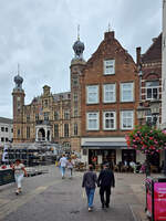 Ein Spaziergang durch Venlo, links hinten ist das im Stil der (Neo)renaissance gebaute Rathaus zu sehen.