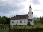 Trones, Pfarrkirche, die weie Holzkirche wurde 1832 im Langkirchenstil nach Plnen des Architekten Ole Scheistren erbaut (28.06.2013)