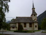 Gaupne, Pfarrkirche, gelbe Holzkirche erbaut 1907 durch den Architekten Hans Jacob Sparre (26.06.2013)