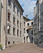 Haus mit Torbogen als Verbindung zur Pfarrkirche in Schwaz.