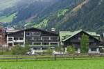 Hotel Neuhaus, Rckfront von unserem Hotel in Mayrhofen, wo unsere kleine Reisegruppe sich sehr wohl gefllt hat, aufgenommen von der Post aus.