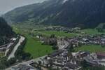 Blick aus einer Gondel der Penkelbahn auf Mayrhofen, mit in der Mitte des Bildes dem Bahnhof der Zillertalbahn.