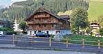 Auf der Fahrt von Mayerhofen zur Schlegleis –Staumauer, steht dieses Haus nahe der Haltestelle Ginzling Naturparkhaus.