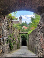 Treppenabgang (Meinerstiege) in der Bregenzer Oberstadt, mit Blick auf den Turm der Katholischen Kirche St.