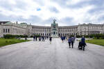 Die Wiener Hofburg viom Heldenplatz aus gesehen.