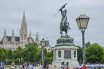 Das Wiener Rathaus und das Erzherzog-Karl-Denkmal auf dem Heldenplatz.