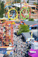 Blick vom Wiener Riesenrad auf die Achterbahn im Vergngungspark Prater.