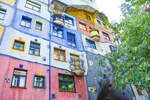 Ausschnitt von der Fassade des Wiener Hundertwasserhauses.