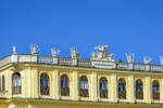 Wien - Figuren auf dem Dach vom Schloss Schnbrunn.