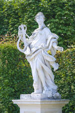 Statue der Muse Euterpe im Garten des unteren Schloss Belvedere in Wien.