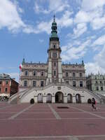 Zamosc, Rathaus mit geschwungener Freitreppe und einem 52 m hohen achteckigen Uhrenturm am Rynek Platz (16.06.2021)