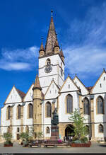 Evangelische Stadtpfarrkirche (Catedrala Evanghelică „Sfnta Maria“) von Sibiu (RO) mit ihrem markanten, 73 Meter hohen Fnfknopfturm und dem Bischof-Teutsch-Denkmal.