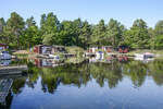 Ferienh�user bei den Bootsstegen s�dlich von Kristinaberg (Sm�land/Schweden).