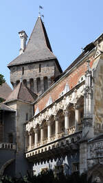 Ein Sulengang an der Burg Vajdahunyad in Budapest.