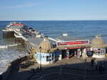 Cromer, denkmalgeschtzer Kstenpier, auf dem Pier befinden sich die Cromer Lifeboat Station und das Pavilion Theatre, erbaut 1901 (13.09.2024)