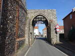 Castle Acre, Stadttor Bailey Gate, erbaut um 1200 (14.09.2024)