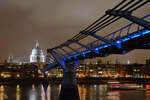 Die Fugnger-Hngebrcke Millennium Bridge fhrt zum Sdufer mit der St.