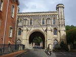 Reading, Abbey Gate, erbaut ab 1861 durch George Gilbert Scott (08.09.2024)