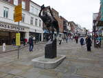 Guildford, Skulptur und Huser in der High Street (07.09.2024)