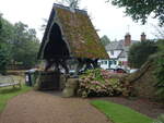 Shalford, Friedhofstor an der Pfarrkirche St.