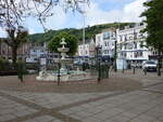 Dartmouth, Brunnen und Huser am Royal Avenue Garden (16.05.2024)