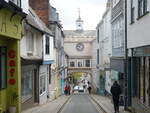 Totnes, mittelalterlicher Torbogen in der High Street (16.05.2024)