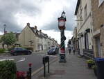 Cricklade, Uhr und Huser in der High Street (17.05.2024)