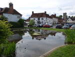 Aldbourne, Pub The Crown in der Strae The Square (17.05.2024)