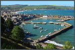Blick von der Steilk�ste auf den Hafen von Stonehaven und die angrenzende Altstadt.
