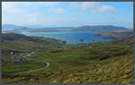 Blick vom Berg Heaval auf Castlebay, Hauptort der Insel Barra.