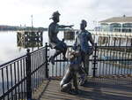 Cardiff, Figurengruppe am Tacoma Square in der Cardiff Bay (27.04.2025)