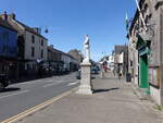 Cowbridge, H�user und Denkmal in der High Street (27.04.2025)