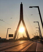 Hinterm Stahl-Pylon geht's weiter: Sonnenuntergang auf der 2006 erffneten Berliner Brcke in Halle (Saale).