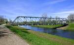 Brcke fr Radfahrer und Fugnger ber die Elz bei Wasser, einem Ortsteil von Emmendingen, April 2024