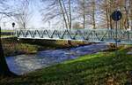 Staufen, eine von mehreren Brcken fr Fugnger und Radfahrer ber die Neumagen im Stadtgebiet von Staufen, Jan.2024