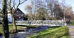 Staufen, eine von mehreren Brcken fr Fugnger und Radfahrer ber die Neumagen im Stadtgebiet von Staufen, Jan.2024